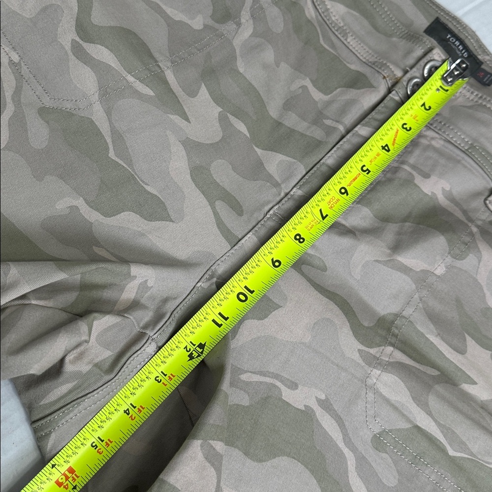 Torrid Sz 24 Women's Light Neutral Camouflage Cropped Pants - Picture 11 of 16